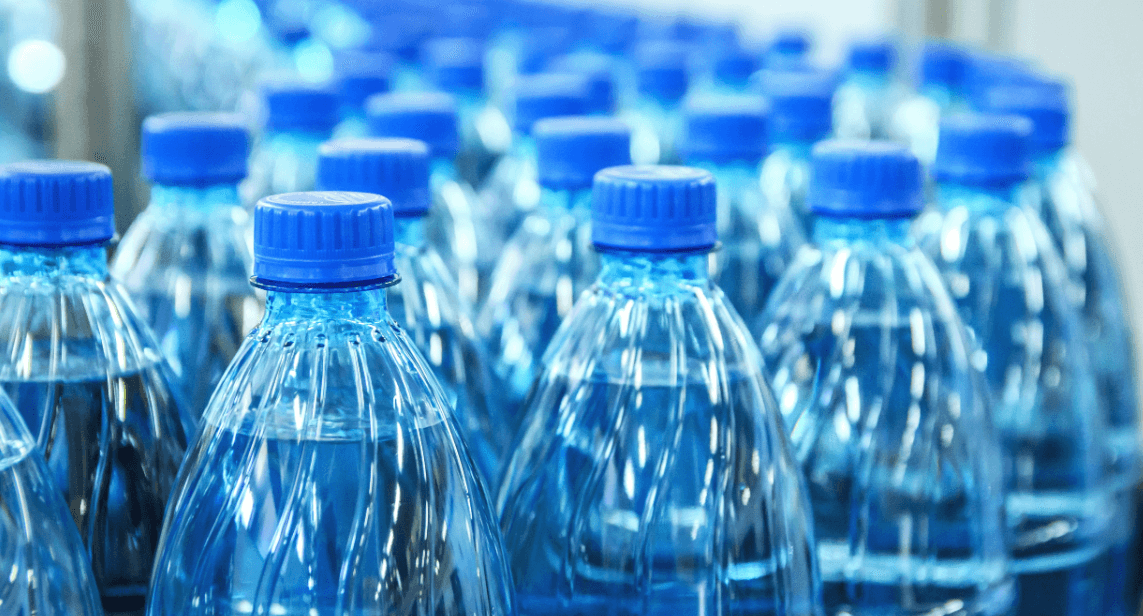 Почему вода в бутылках имеет срок годности. Со временем пластик начинает выделать в воду вредные химические вещества. Фото.