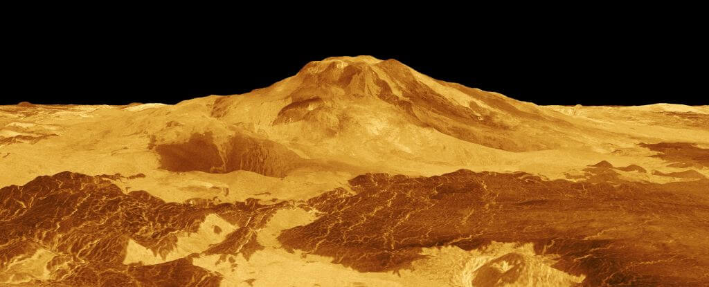 Вулканическая активность Венеры. Ученые обнаружили, что в течение восьми месяцев на Венере изменилось жерло вулкана. Фото.