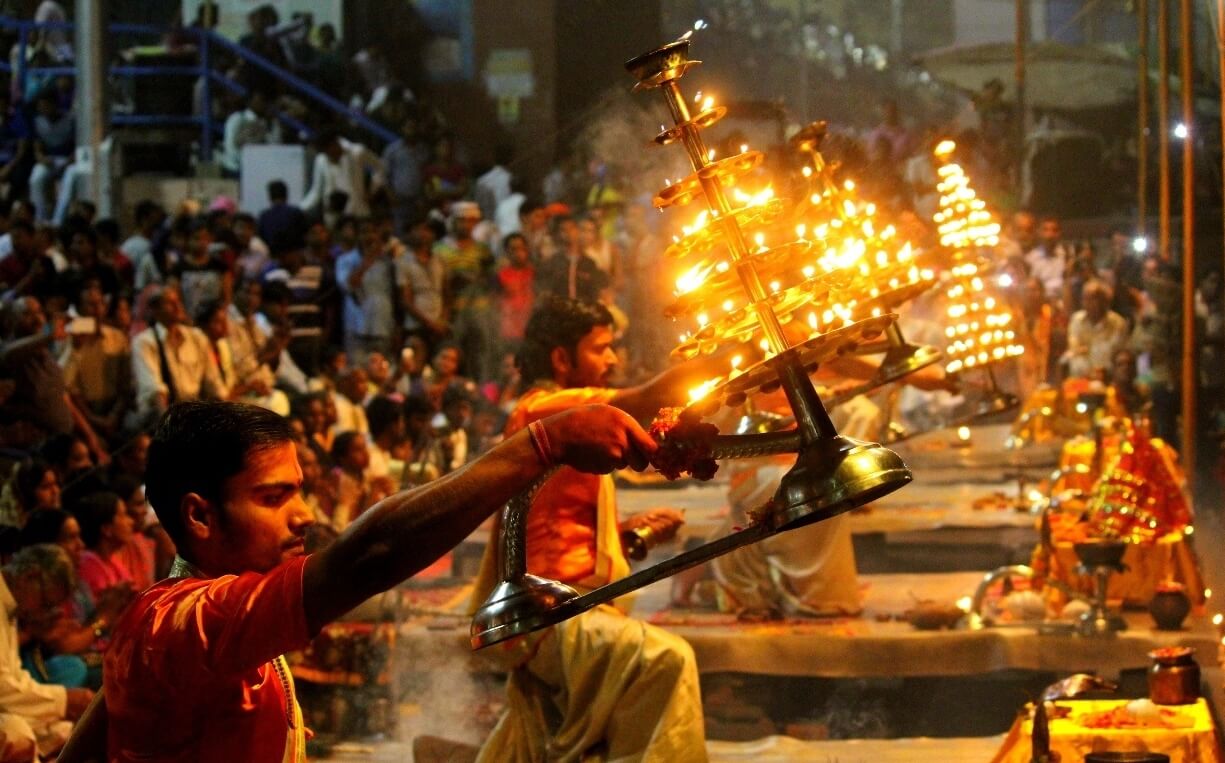 Как роботы помогают жителям Индии. Ритуал арати. Фото.