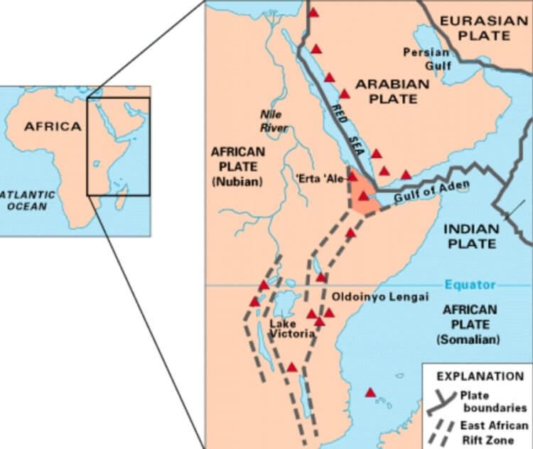 Африка делится на части. Карта Восточной Африки, показывающая некоторые из активных вулканов (красные треугольники), а также две части Африканской плиты (Нубийская и Сомалийская), находящиеся вдоль Восточно-Африканского разлома. Фото.