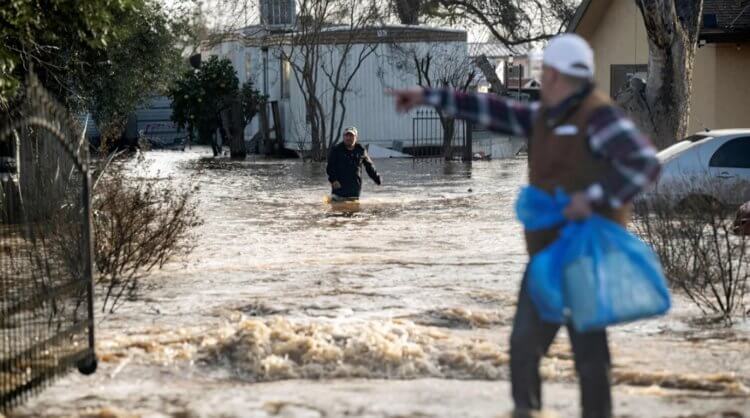 Чем опасны атмосферные реки. Жители Калифорнии во время наводнения. Фото.