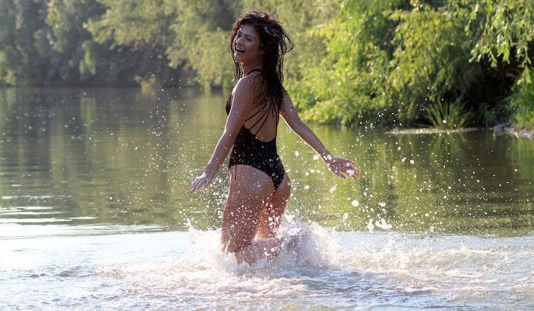 Можно ли плавать в озерах и реках. Купание в реке это символ лета и хорошего настроения. Фото.