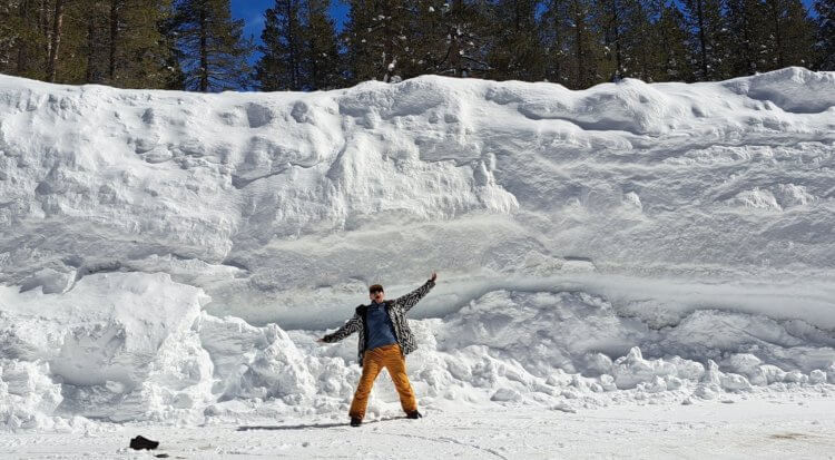 5-метровый снег заблокировал жителей Калифорнии в домах: подборка фотографий. Прямо сейчас снежные сугробы в Калифорнии возвышаются на несколько метров. Фото.