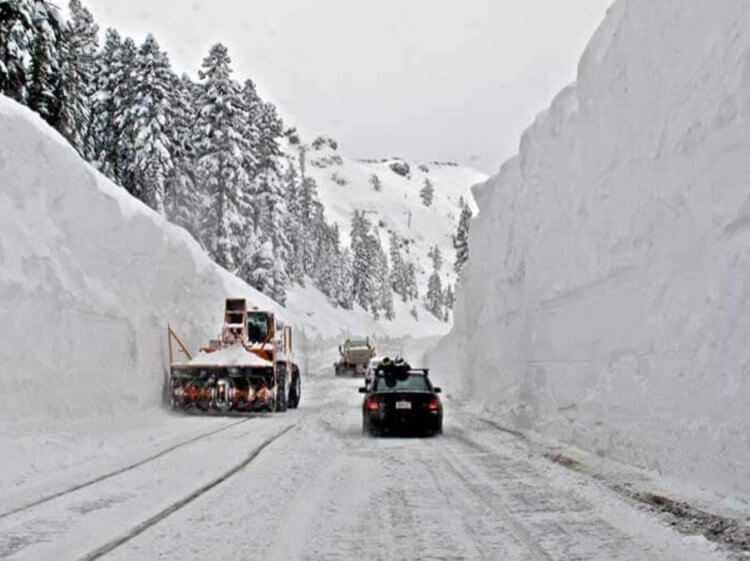 Чрезвычайное положение в Калифорнии. Снегоуборочная техника уже несколько дней занимается очищением дорог Калифорнии. Фото.