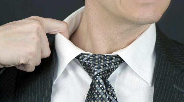 Галстуки могут вызвать головную боль. Из-за ношения галстука у человека может подняться температура и заболеть голова. Фото.
