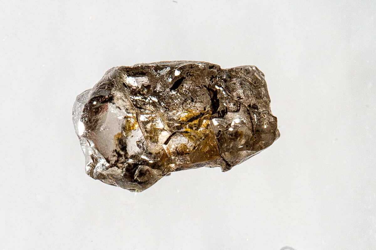 Редкий минерал рингвудит в недрах планеты. Ученые обнаружили редкий минерал рингвудит внутри алмаза. Фото.
