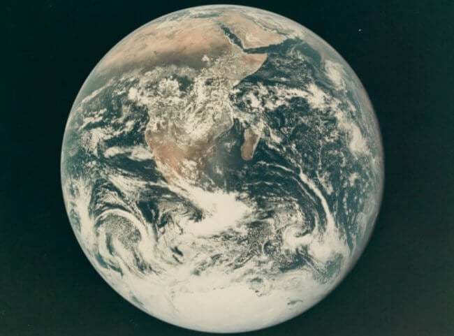 Ученые раскрыли тайну того, почему Земля равномерно светится на снимках из космоса. Фото.