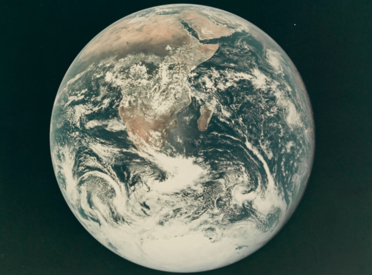 Ученые раскрыли тайну того, почему Земля равномерно светится на снимках из космоса. Фотография Земли из космоса, сделанная в 1972 году. Фото.