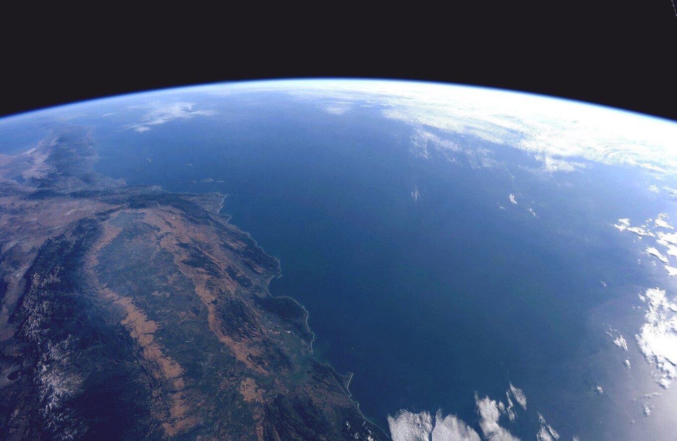 Почему Земля светится на фотографиях. По расчетам ученых, поверхность Земли покрыта водой на 70%. Фото.