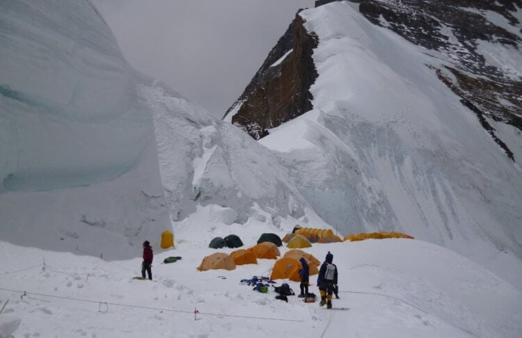 Как альпинисты «заражают» гору Эверест своими бактериями