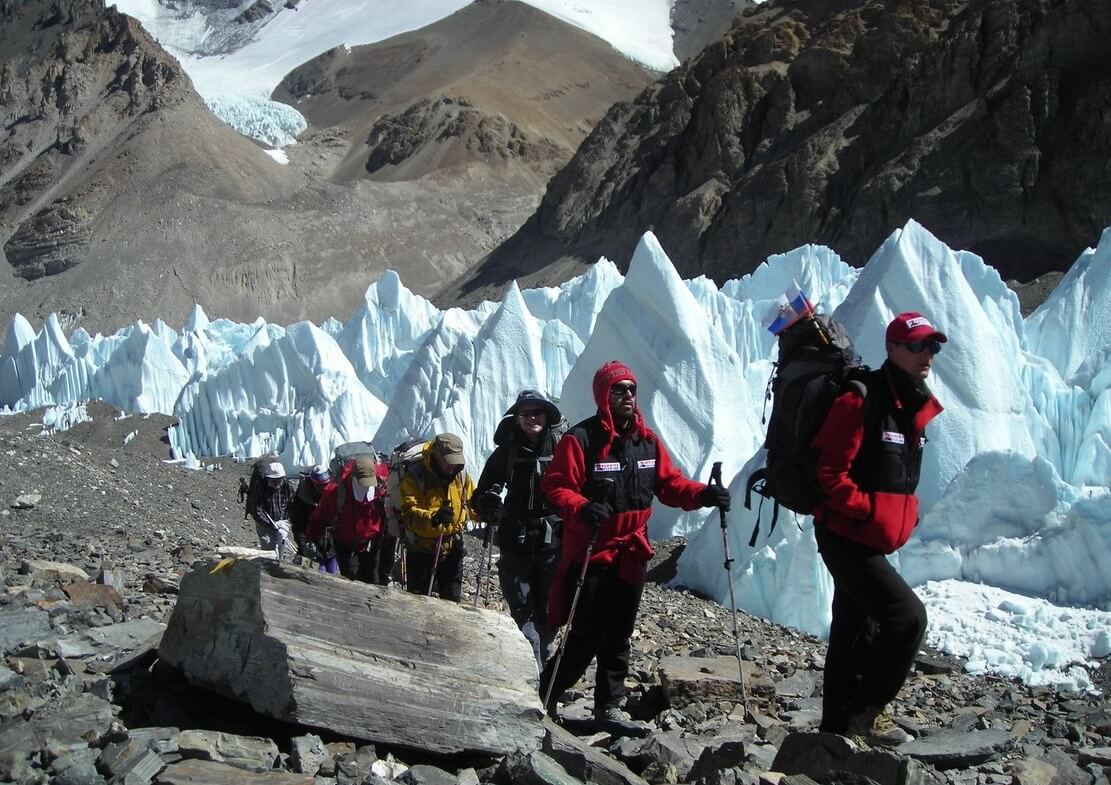 Какая температура на Эвересте. Оставленные альпинистами бактерии вряд ли нанесут вред окружающей среде. Фото.