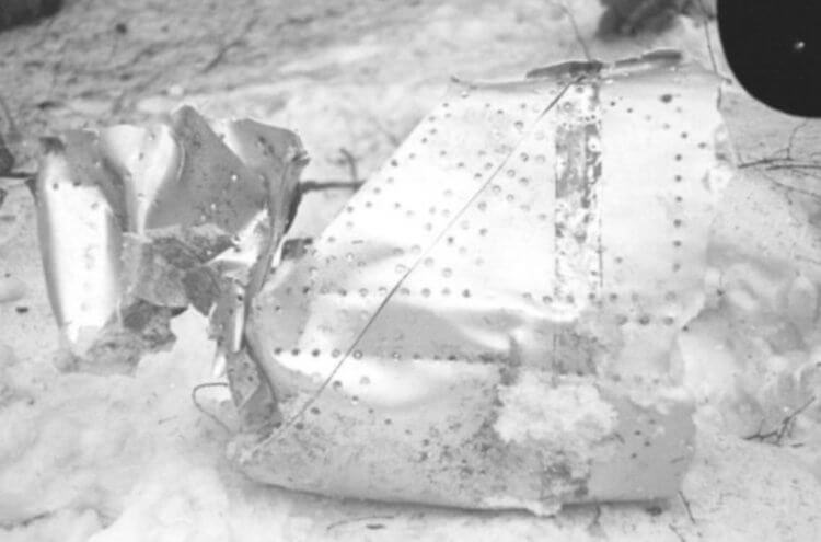 Фотографии с места гибели Юрия Гагарина. Часть самолета МиГ-15, в результате крушения которого погиб Юрий Гагарин. Фото.