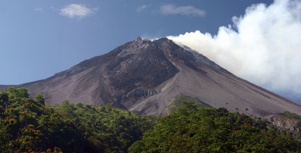 Высота вулкана Мерапи и его особенности. Название вулкана Мерапи переводится как «гора огня». Фото.