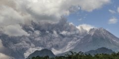 В Индонезии извергается «вулкан Судного дня»: почему он так называется? Фото.