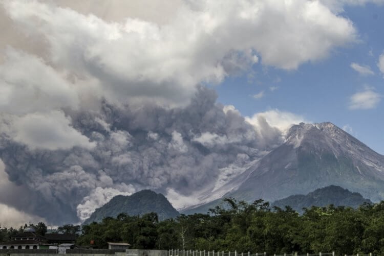 В Индонезии извергается «вулкан Судного дня»: почему он так называется? Индонезийский вулкан Мерапи начал извергаться 11 марта 2023 года. Фото.