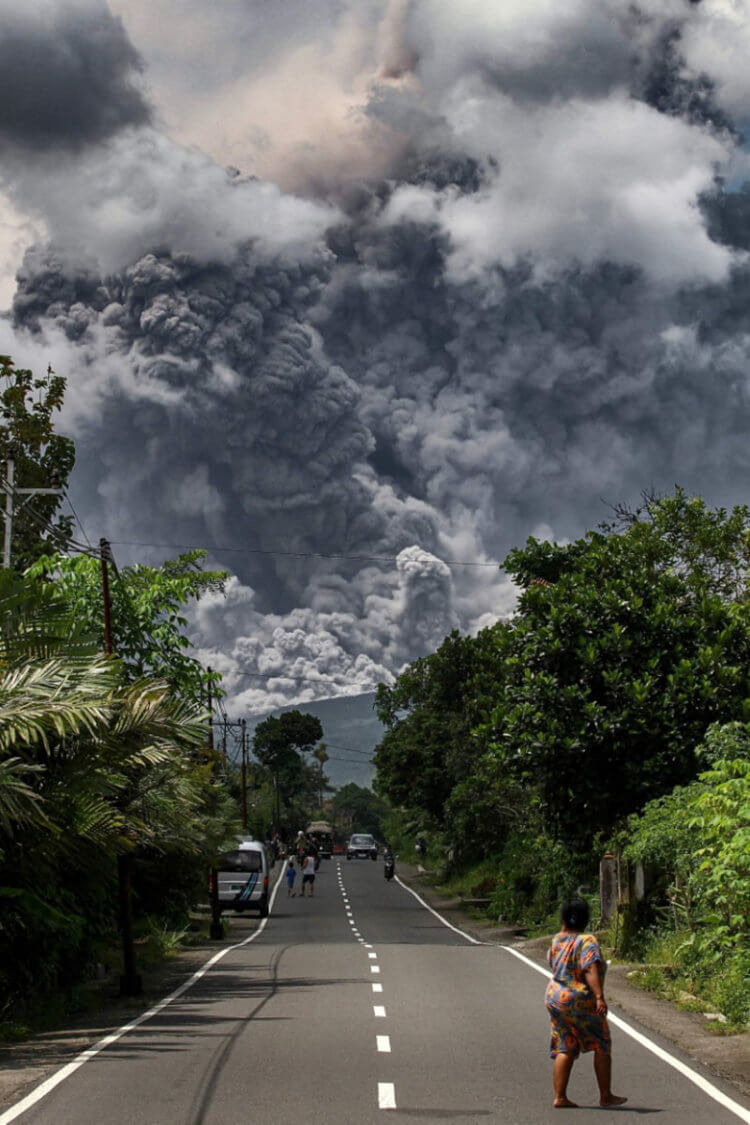 Извержение вулкана Мерапи в 2023 году. Густой дым поднимается во время извержения вулкана Мерапи. Фото.