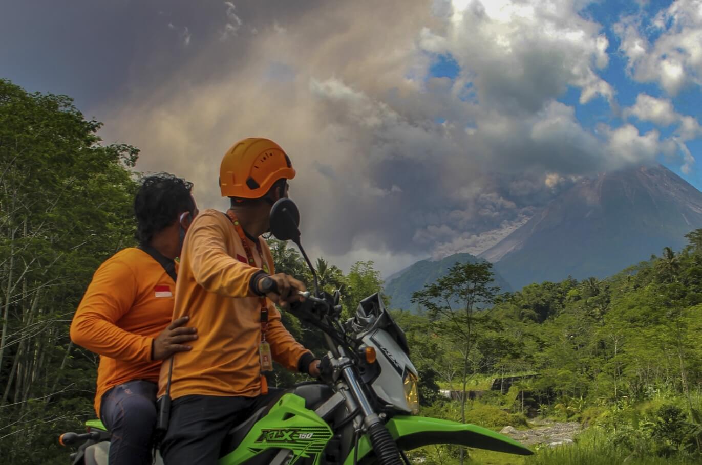 Извержение вулкана Мерапи в 2023 году. Местным жителям запрещено приближаться к вулкану. Фото.