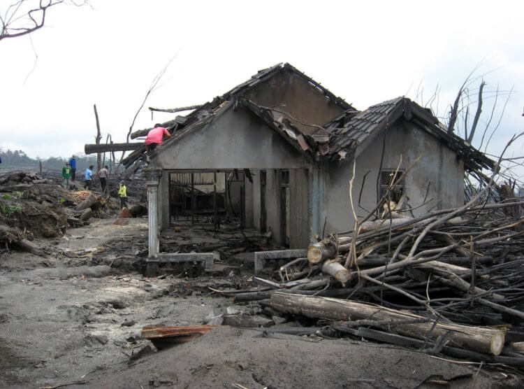 Почему Мерапи называют вулканом Судного дня. Разрушенный дом в индонезийской деревне Чанкринган, после извержения вулкана Мерапи в 2010 году. Фото.