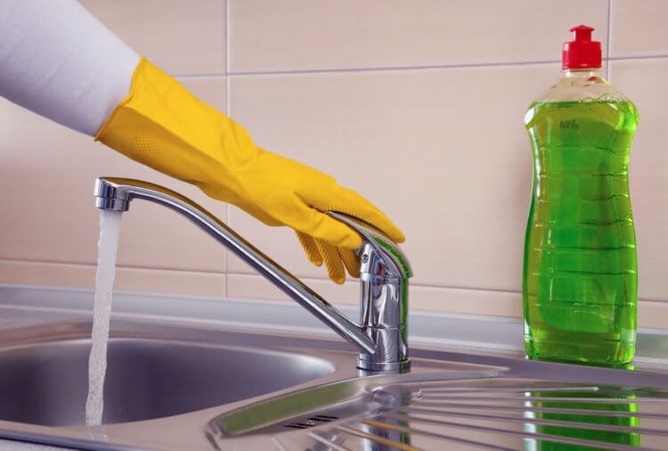 Вред моющих средств для посуды. Средства для мытья посуды тоже вредны, поэтому посуду лучше мыть в перчатках. Фото.