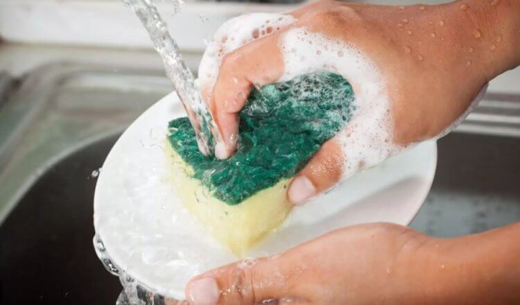 Вред моющих средств для посуды. Средства для мытья посуды могут вызвать раздражение кожи. Фото.