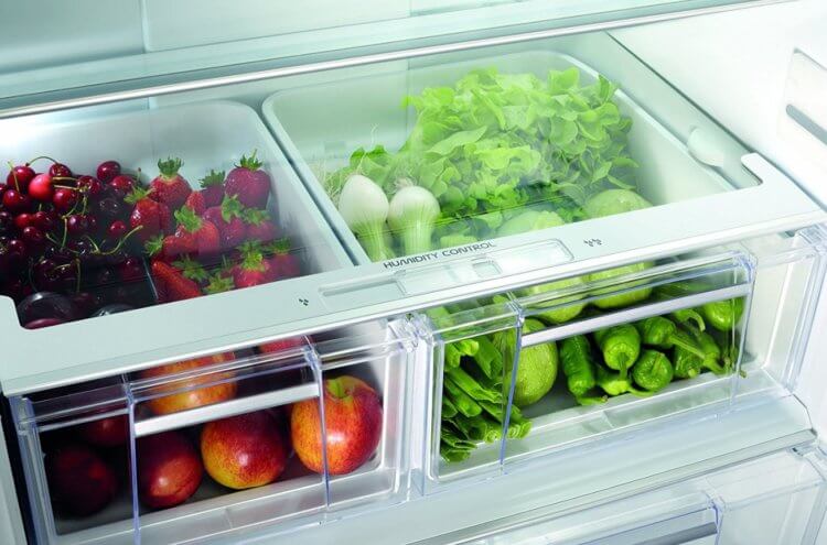 Что делать, чтобы еда не плесневела. Ящики для фруктов и овощей установлены в холодильники неспроста — внутри них сохраняются идеальные условия для их хранения. Фото.