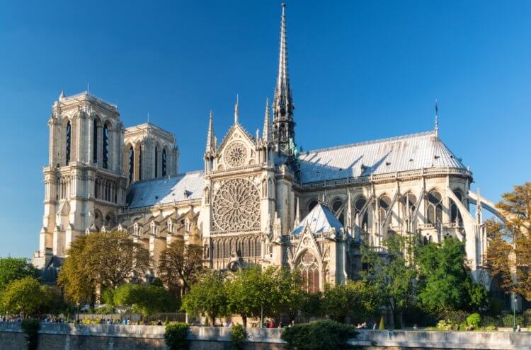 Особенности собора Нотр-Дам-де-Пари. Собору Парижской Богоматери был самым высоким готическим сооружением своего времени. Фото.