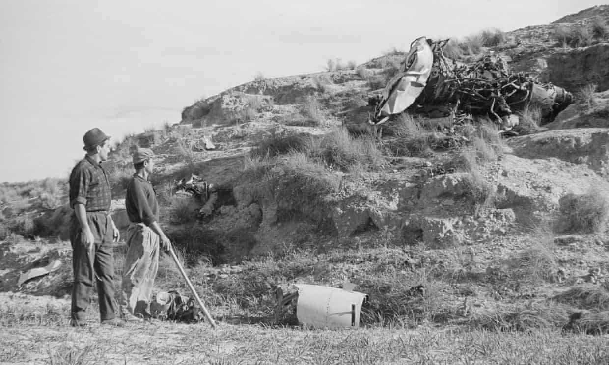Водородные бомбы в Паломаресе. Испанские рабочие смотрят на обломки, разбросанные по склону холм, во время поиска пропавшей водородной бомбы в январе 1966 года. Фото.