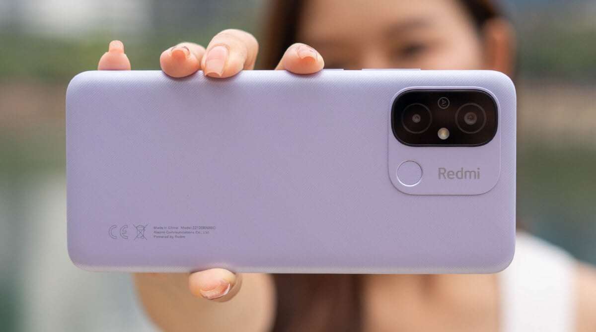 Redmi 12C — лучший смартфон до 15 000 рублей. У него камера на 50 Мп и огромная батарейка. Дешёвые смартфоны тоже могут быть классными. Фото.