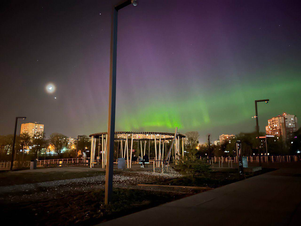 Северное сияние над Санкт Петербургом 24 апреля. Источник: Telegram-канал Прямой эфир. Фото.