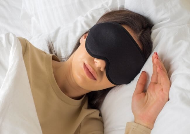 Правда ли, что маска для сна помогает хорошо выспаться. Фото.