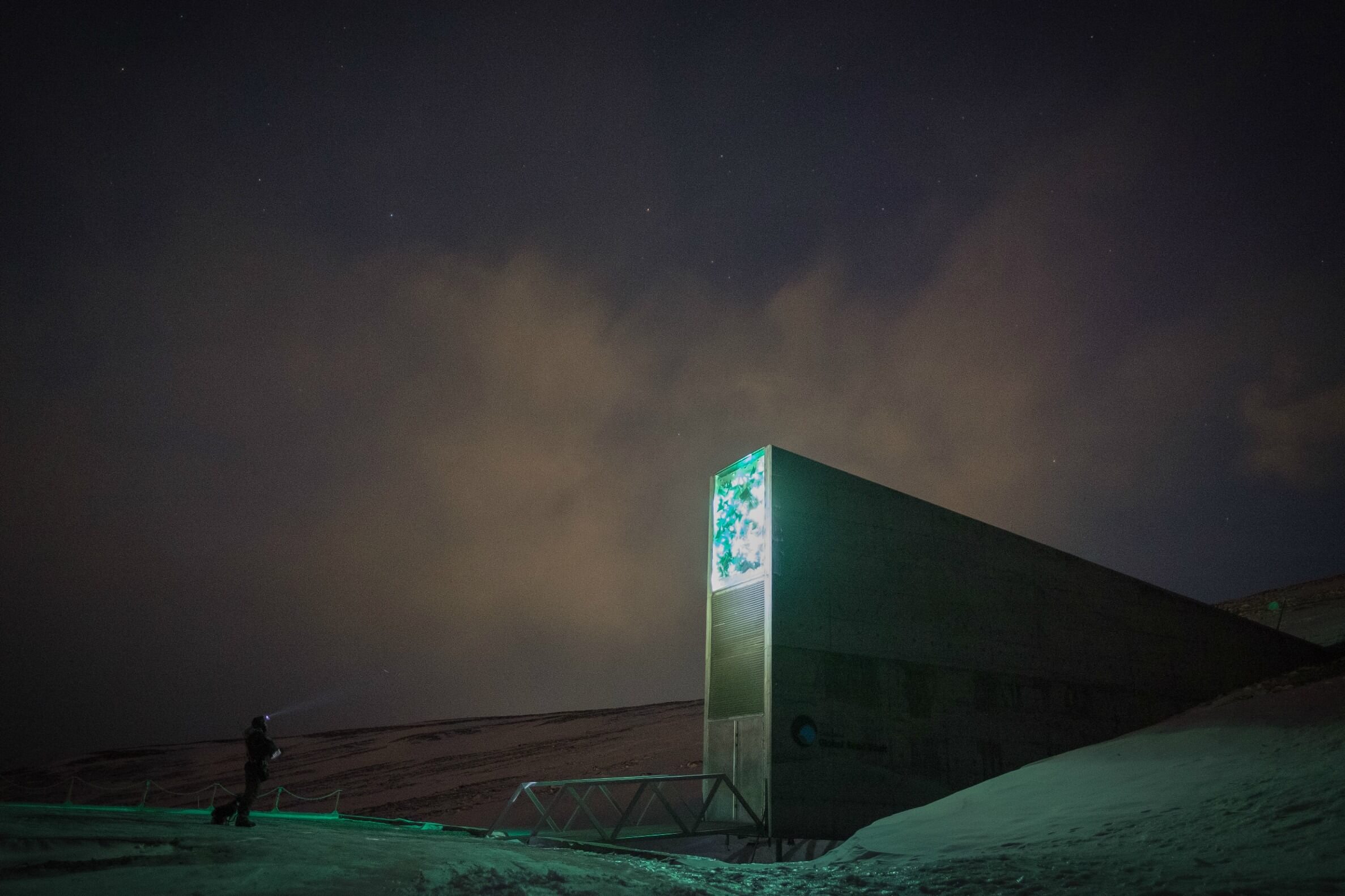 Всемирное семенохранилище в Норвегии. Хранилище семян в Шпицбергене ночью. Фото.