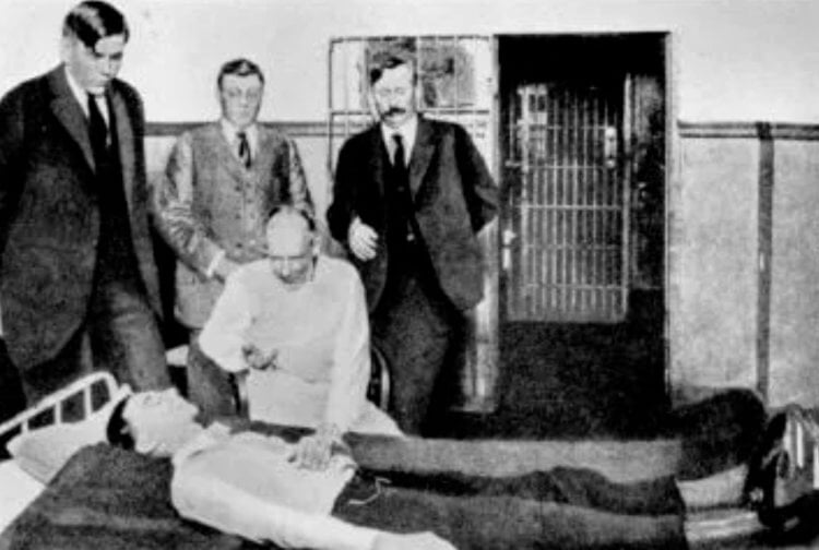Скополамин. Доктор Роберт Хаус вводит «сыворотку правды» арестованному в техасской тюрьме. Фото.