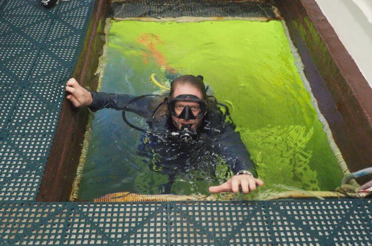 Может ли человек жить под водой. Джозеф Дитури перед погружением в подводный отель. Фото.