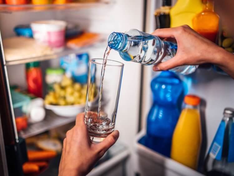 Когда питьевая вода в бутылках становится опасной? Просроченная вода относительно безопасна только в том случае, если она правильно хранилась. Фото.