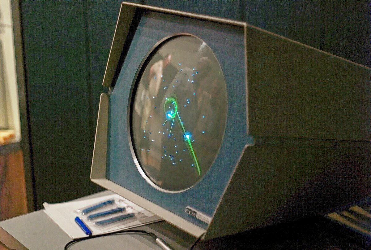 Краткая история видеоигр. Модель компьютера PDP-1 1962 года выпуска на выставке в Музее движущихся изображений в Нью-Йорке (Museum of the Moving Image). Фото.
