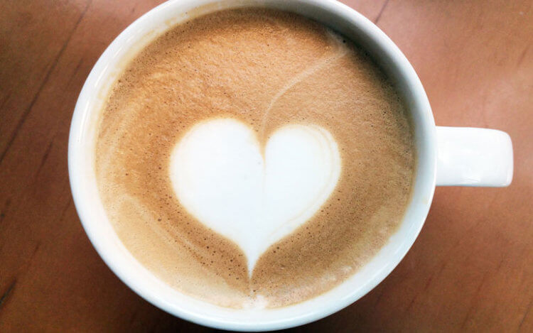Как кофе влияет на микробиом. Возможно положительное влияние кофе на сердечно-сосудистую систему отчасти связано с наличием в его составе пребиотиков. Фото.