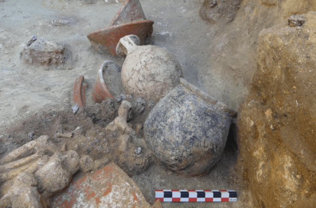 Прямо в центре Парижа археологи обнаружили древний некрополь. Фото.