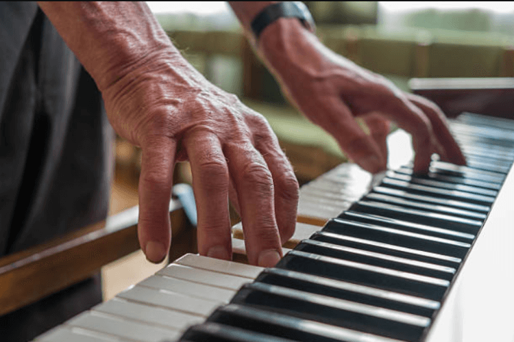 Как музыка улучшает работу мозга. Игра на пианино позволила улучшить когнитивные способности участников эксперимента. Фото.