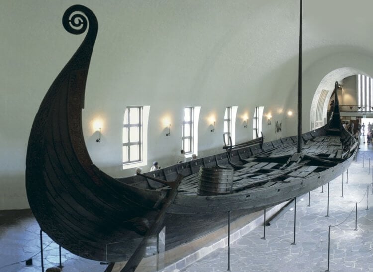 Зачем викинги закапывали в курганах корабли? Корабль Осеберг, который тоже был обнаружен в кургане. Фото.