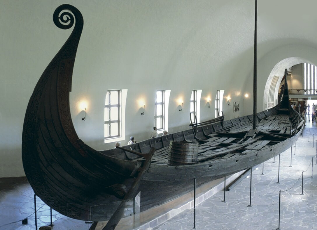 Зачем викинги закапывали в курганах корабли? Корабль Осеберг, который тоже был обнаружен в кургане. Фото.
