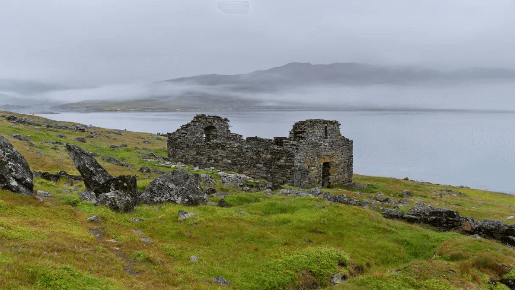 Как вода затопила берега Гренландии. Руины церкви, оставшиеся в Гренландии после викингов. Фото.