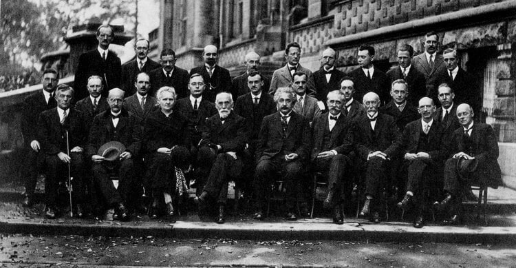 Становление квантовой механики. Перед вами фото, сделанное в 1927 году в ходе V Сольвеевского конгресса. Все 29 участников до неузнаваемости изменили мир. Фото.