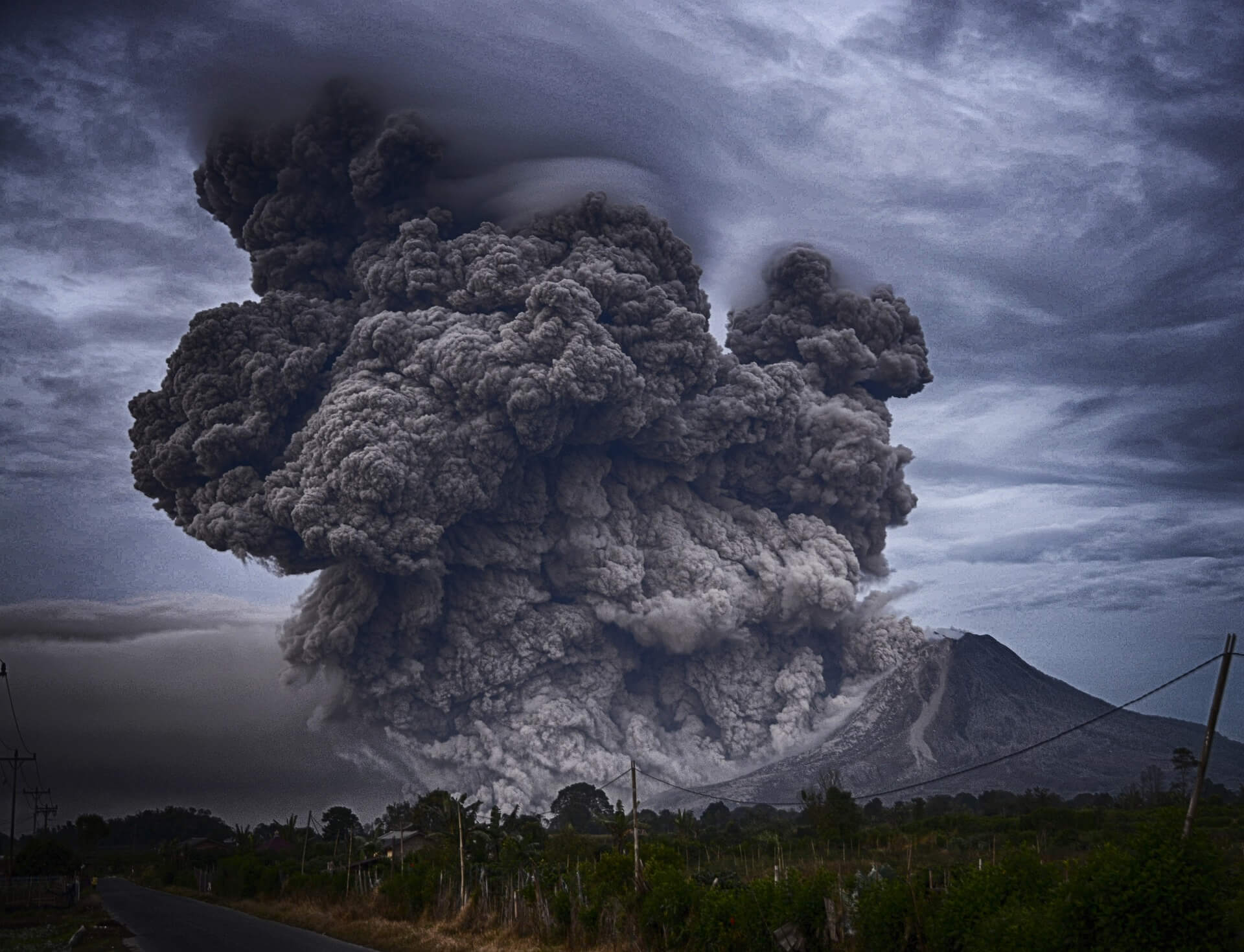 Влияние высоты столба пепла на молнию. Извержение вулкана может привести к образованию новых островов, когда лава вытекает на поверхность океана, она может затвердеть и создать новый остров. Фото.