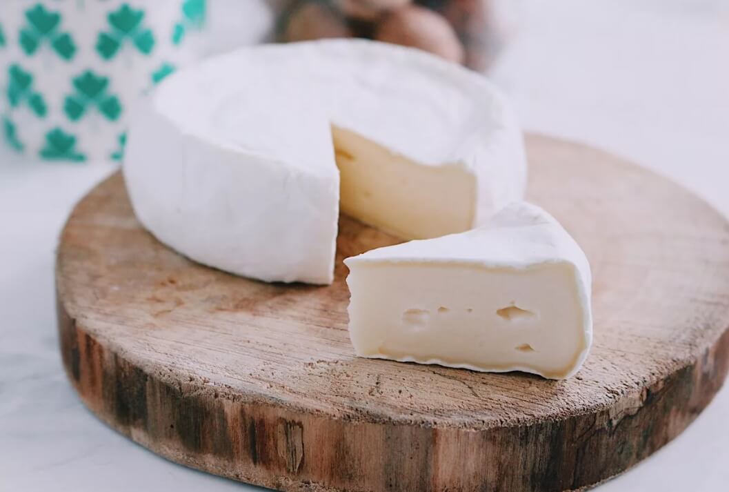 Каким бывает сыр с плесенью. Сыр с белой плесенью считается одним из самых нежных. Фото.