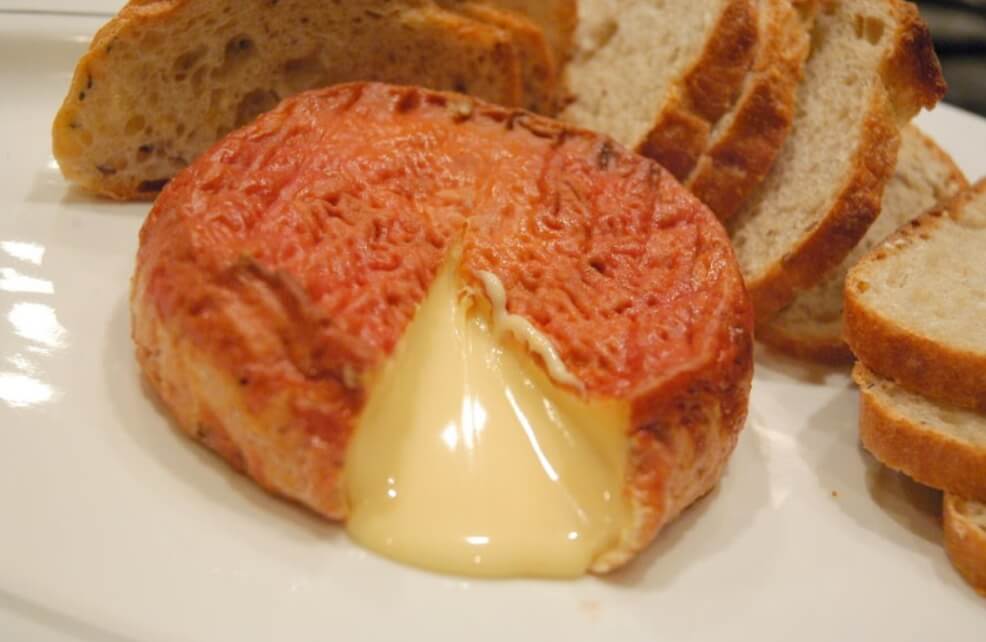 Каким бывает сыр с плесенью. Сыр с красной плесенью понравится далеко не всем, потому что имеет специфический вкус и запах. Фото.
