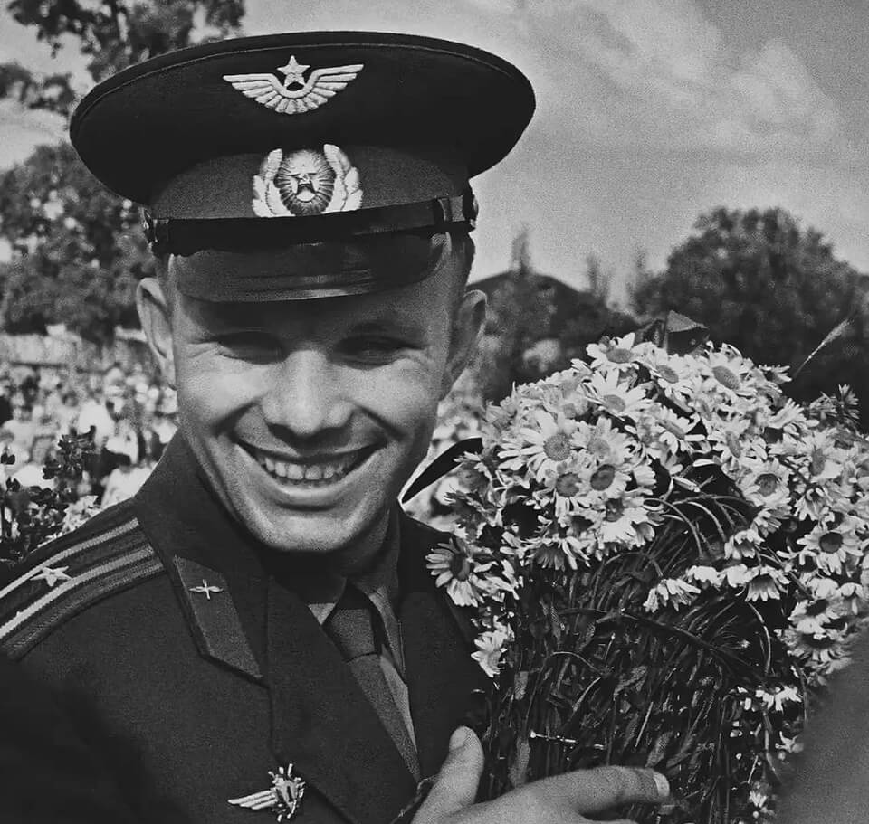 Юрий Гагарин после полета в космос. После легендарного полета, Юрий Гагарин обрел мировую славу. Фото.