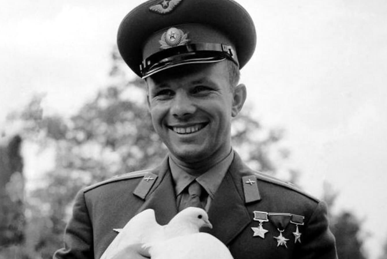 Юрий Гагарин после полета в космос. Одна из самых известных фотографий Юрия Гагарина. Фото.