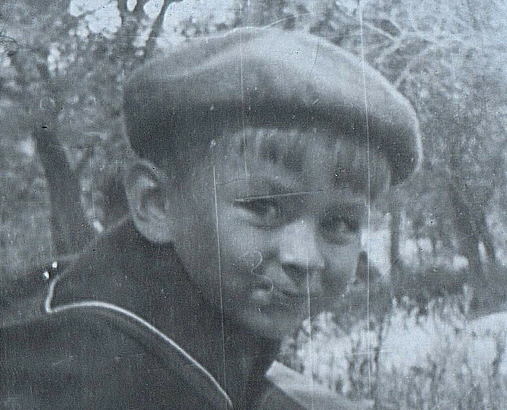 Юрий Гагарин в молодости. Детская фотография Юрия Гагарина. Фото.