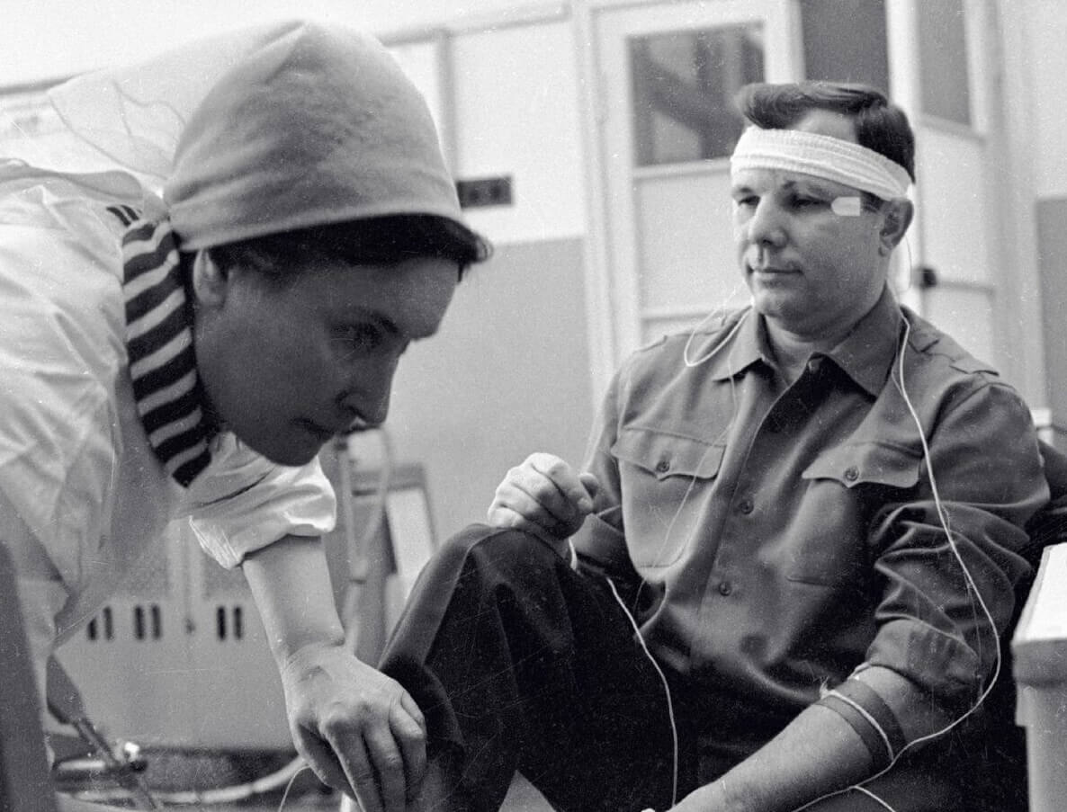 Каким был характер Юрия Гагарина. Юрий Гагарин на медицинском осмотре. Фото.