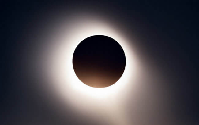 Гибридное солнечное затмение 20 апреля 2023 года: что это и как на него смотреть. Фото.